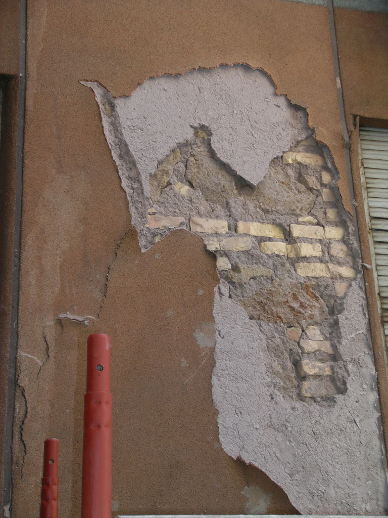 Indagini sulle murature: dettaglio di una muratura lesionata.