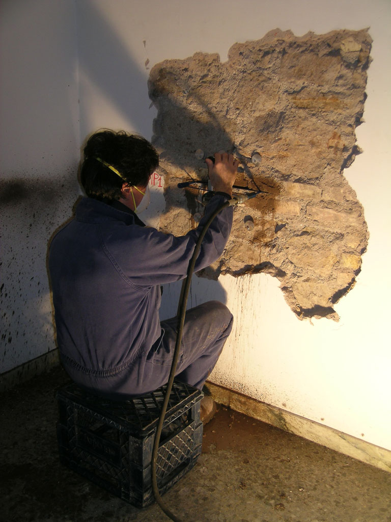 Indagini sulle murature: Prova sulla muratura tramite martinetto piatto. Misurazione degli spostamenti tramite fessurimetro.