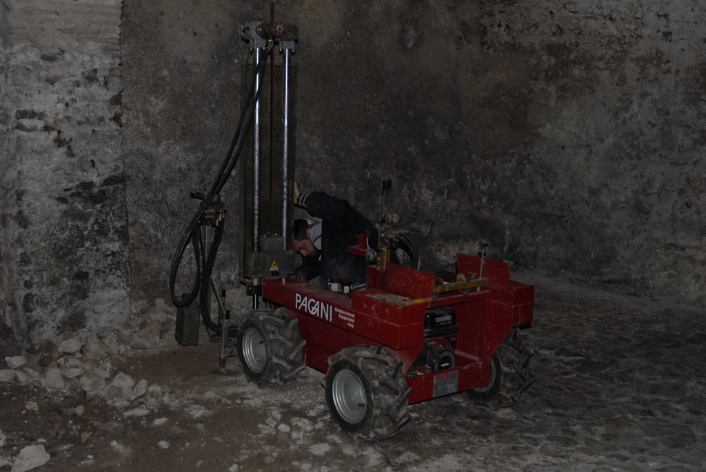 Indagini geologiche: Perforazione per indagine penetrometrica al piano cantinato.