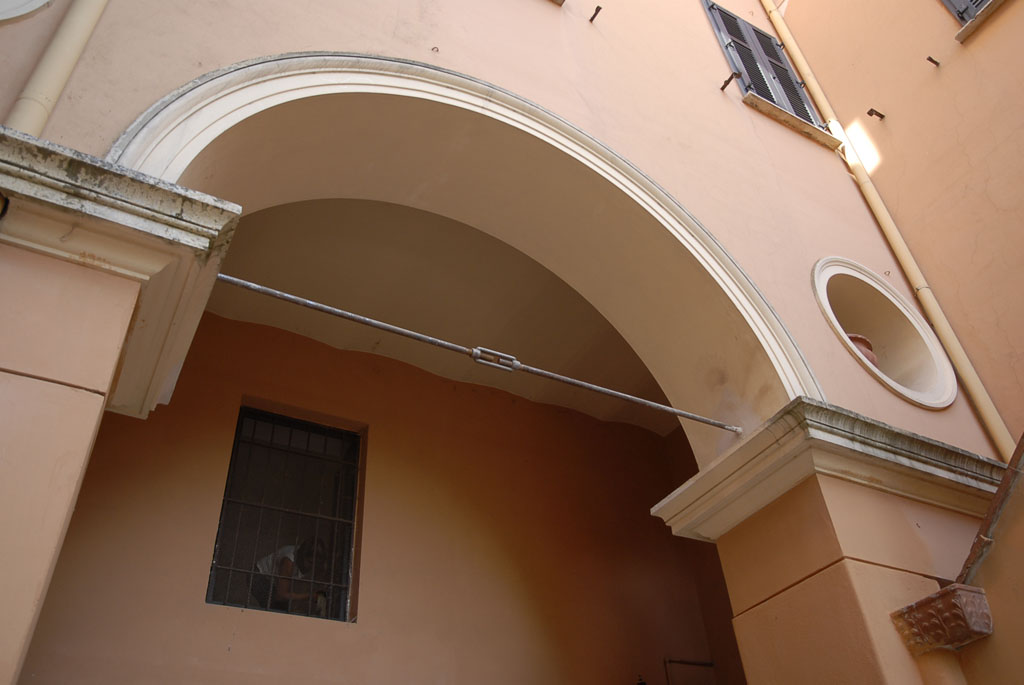 Lavori di miglioramento statico: Consolidamento di un arco mediante applicazione di una catena.