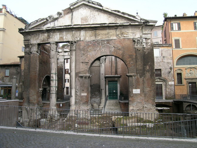 Portico di Ottavia e facciata di S. Angelo in Pescheria