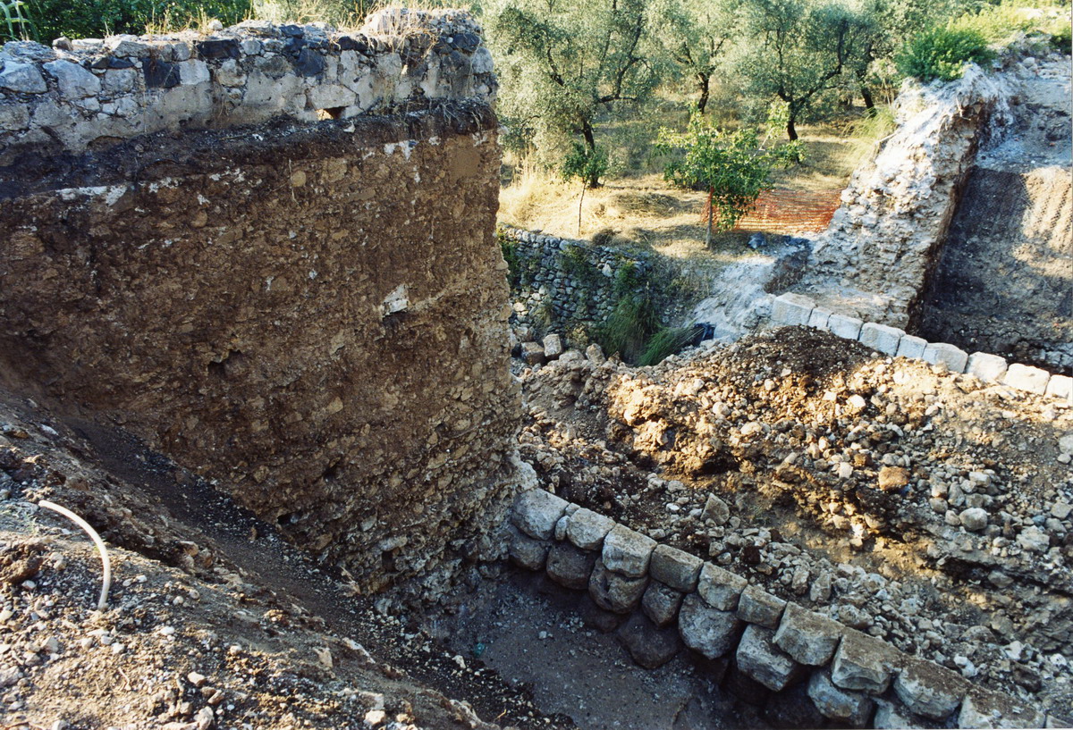 scavo dietro la muratura della spalla