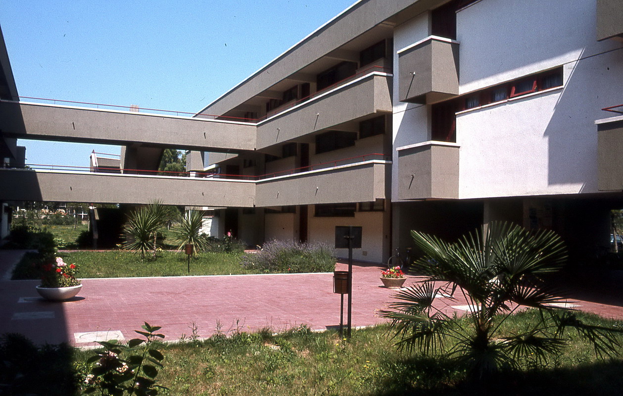Edifici finiti: patio interno e scala
