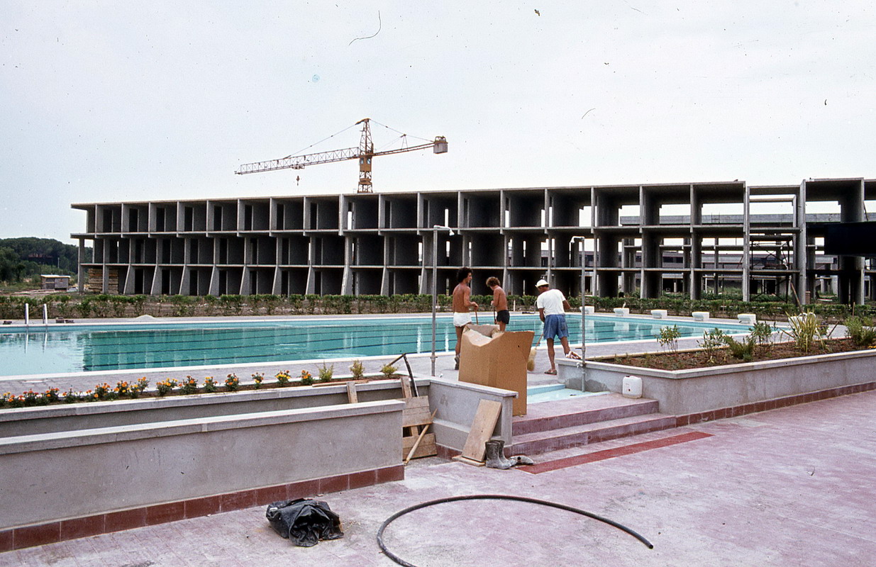 Edificio in linea in costruzione e piscina