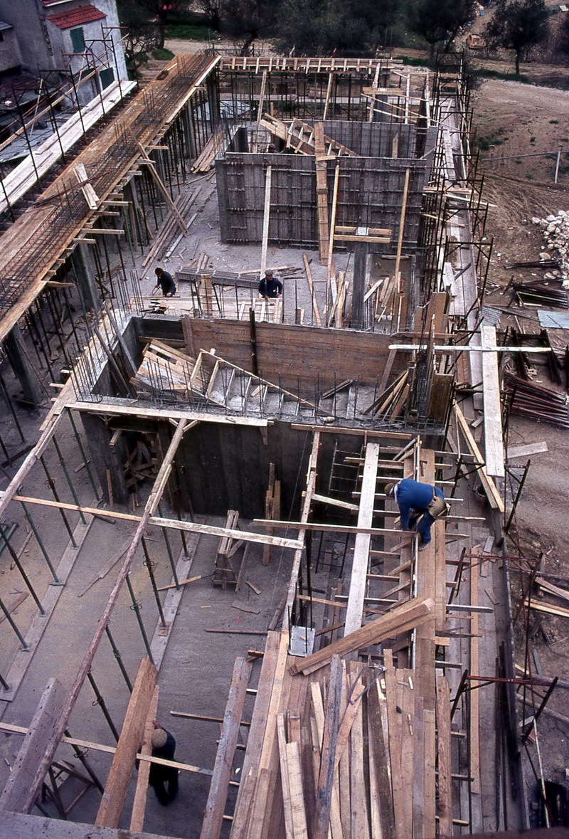 Edificio in linea: allestimento carpenteria