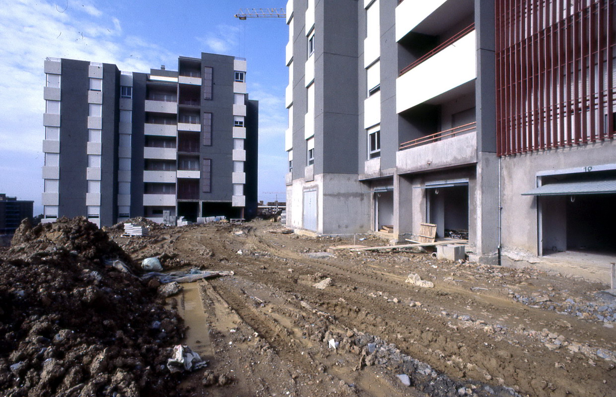 Edifici in costruzione: vista dalla strada interna